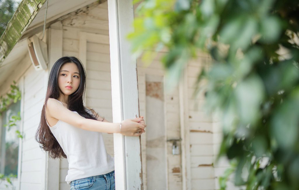“多谢将军好意。”刘璋点点头，其实也没什么好收拾的，之前收拢的财富他是不能带走的，也只有招呼了家人妻子，便要上路。